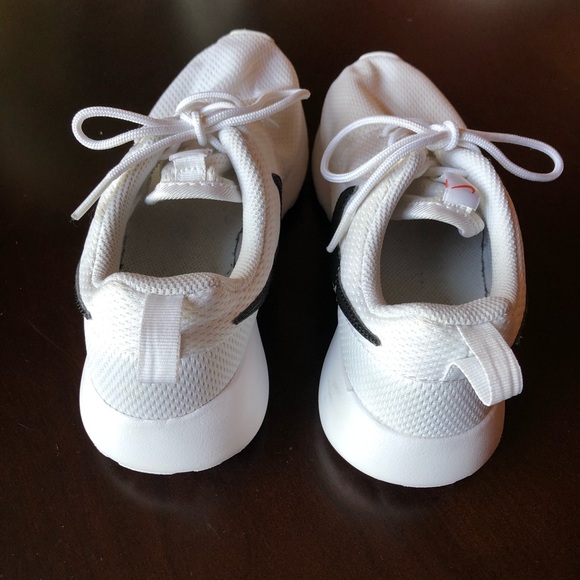 Nike Shoes Euc Nike Roshe Run White Black Swoosh Sneakers Poshmark Nike Shoes Euc Nike Roshe Run White Black Swoosh Sneakers Poshmark
